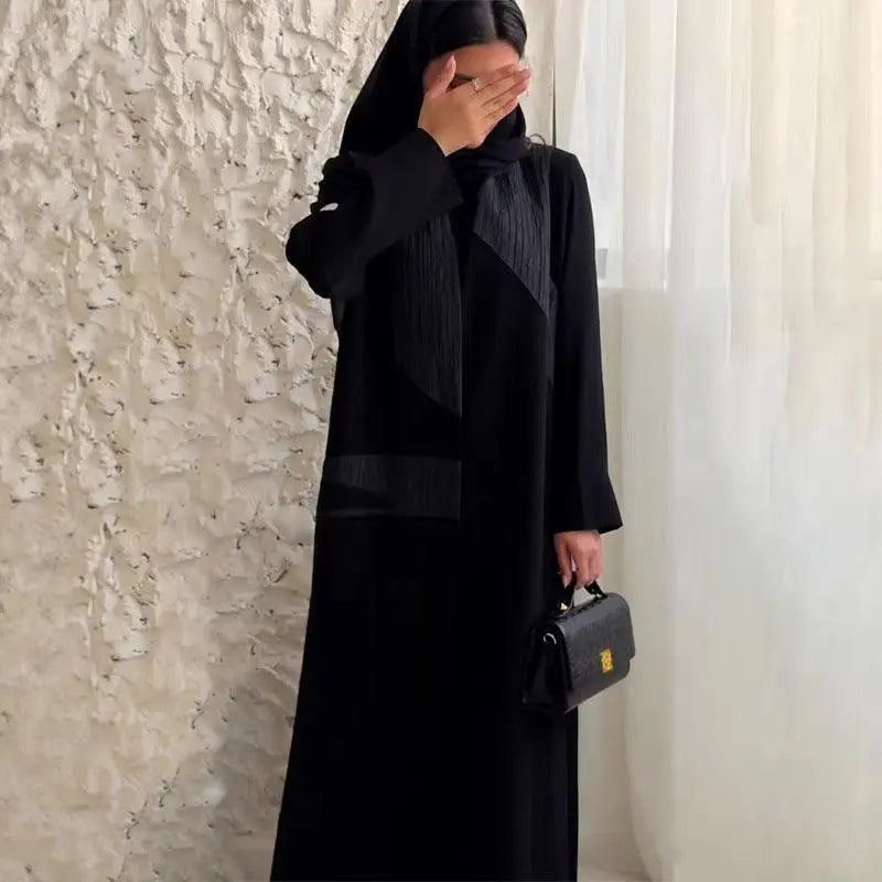 Robe noire longue élégante avec détails plissés, style féminin moderne, tenue chic pour toutes occasions