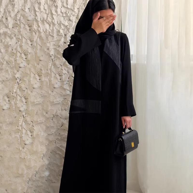 Robe noire longue élégante avec détails plissés, style féminin moderne, tenue chic pour toutes occasions