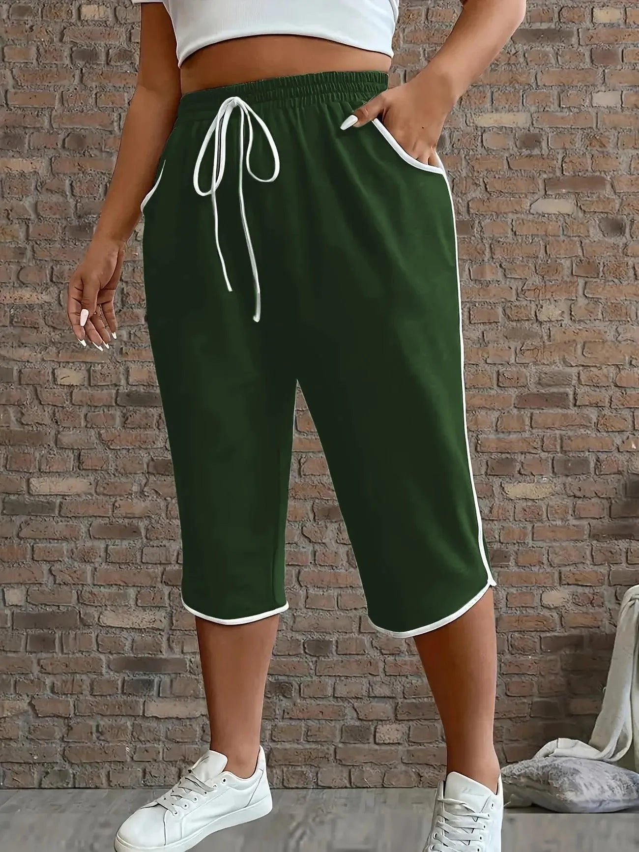 Pantalon capri vert foncé avec cordon blanc et poches, mode féminine décontractée