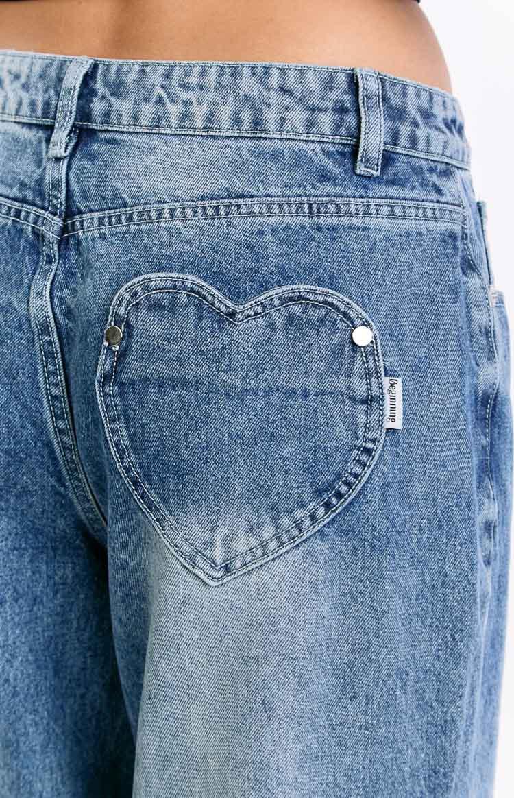 Jeans bleu clair avec poche en forme de cœur, style féminin et tendance