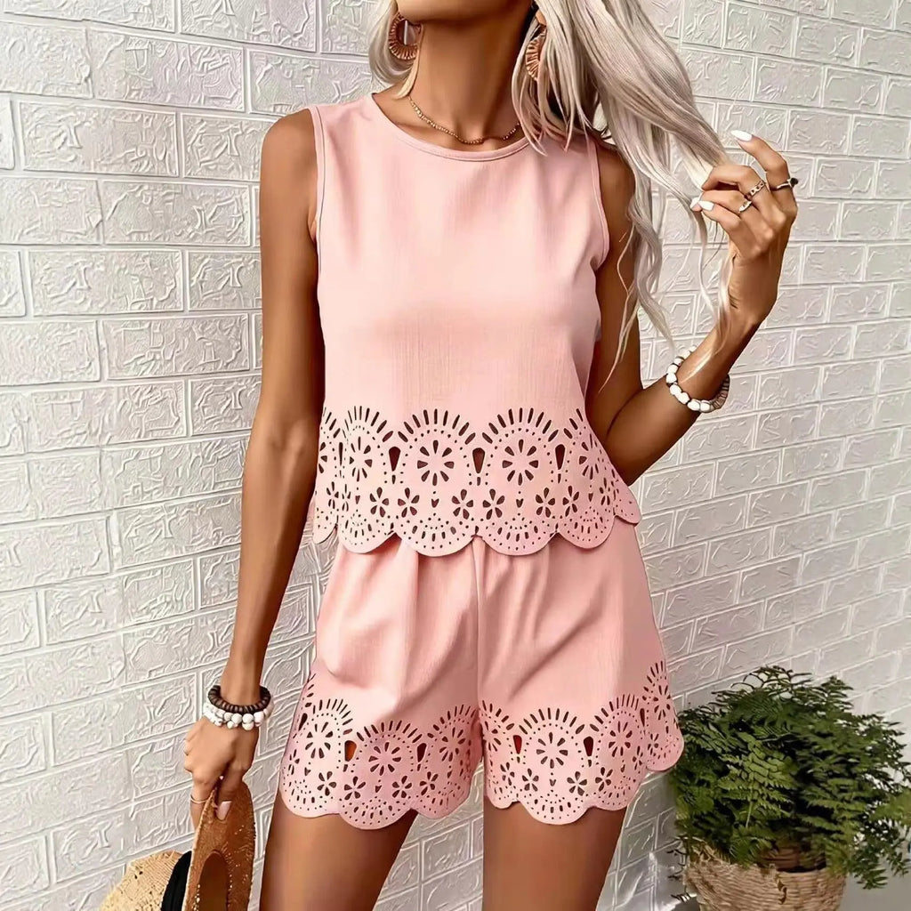 Combishort rose femme avec découpes laser et bordure ondulée, style bohème chic pour été