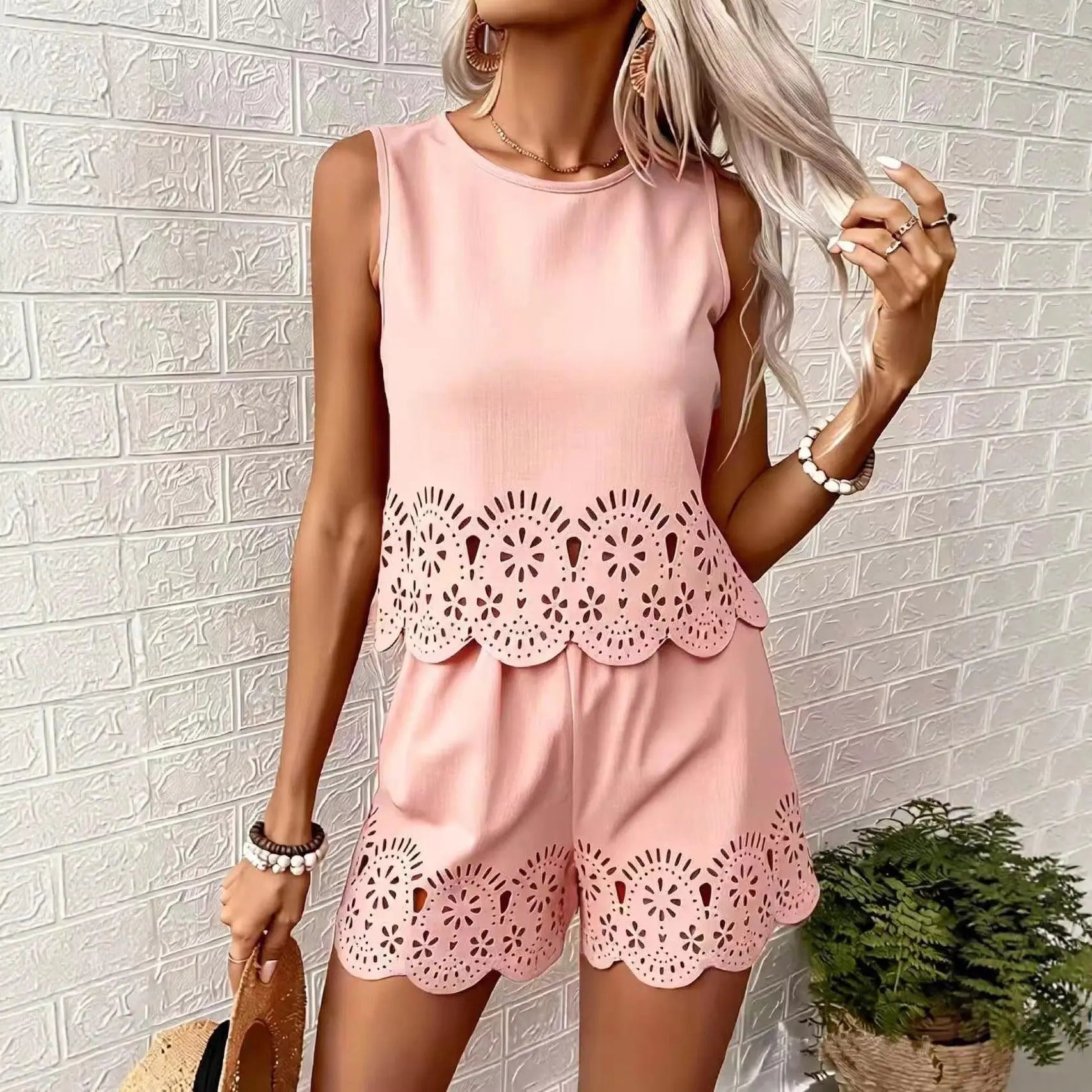 Combishort rose femme avec découpes laser et bordure ondulée, style bohème chic pour été
