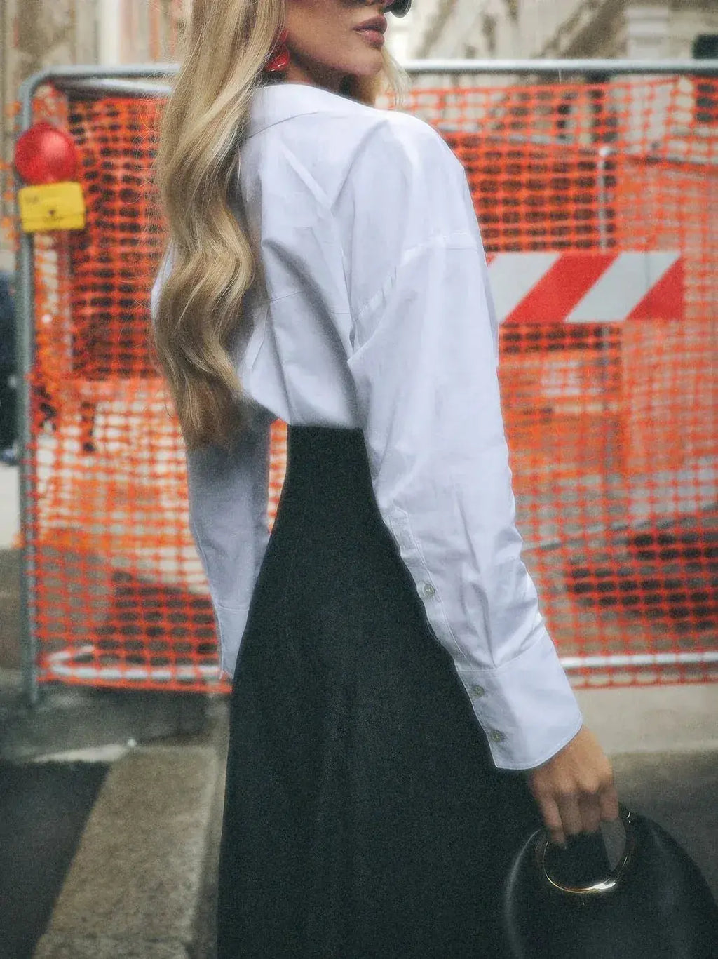 Robe féminine blanche et noire, style élégant pour toutes les occasions, avec sac à main et boucles d'oreilles rouges