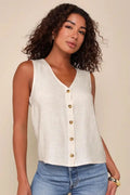 Top féminin blanc sans manches à boutons dorés, style élégant et décontracté