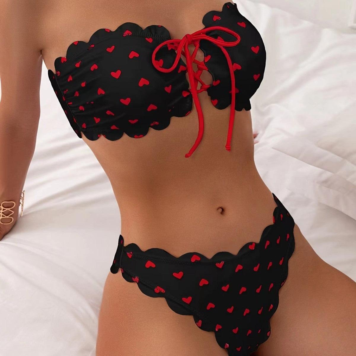 Maillot de bain deux pièces noir à coeurs rouges, bordure festonnée et lien noué, mode féminine