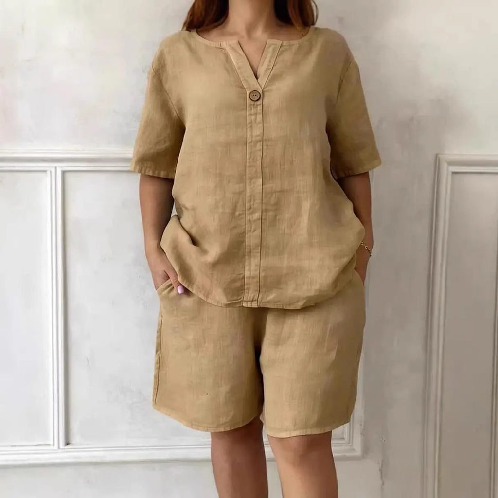 Tenue féminine en lin beige, top manches courtes et shorts, style élégant et confortable