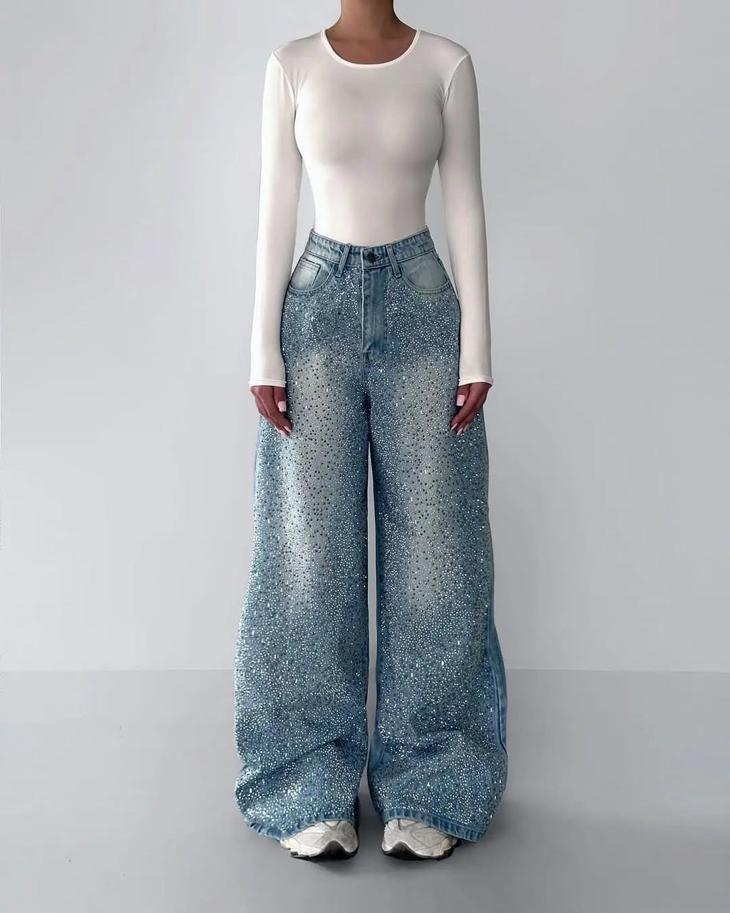 Pantalon large en jean pailleté bleu, top blanc, look féminin tendance