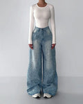 Pantalon large en jean pailleté bleu, top blanc, look féminin tendance