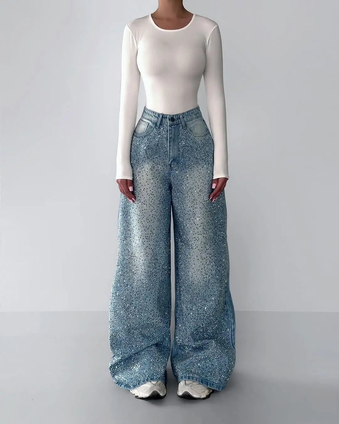 Pantalon large en jean pailleté bleu, top blanc, look féminin tendance