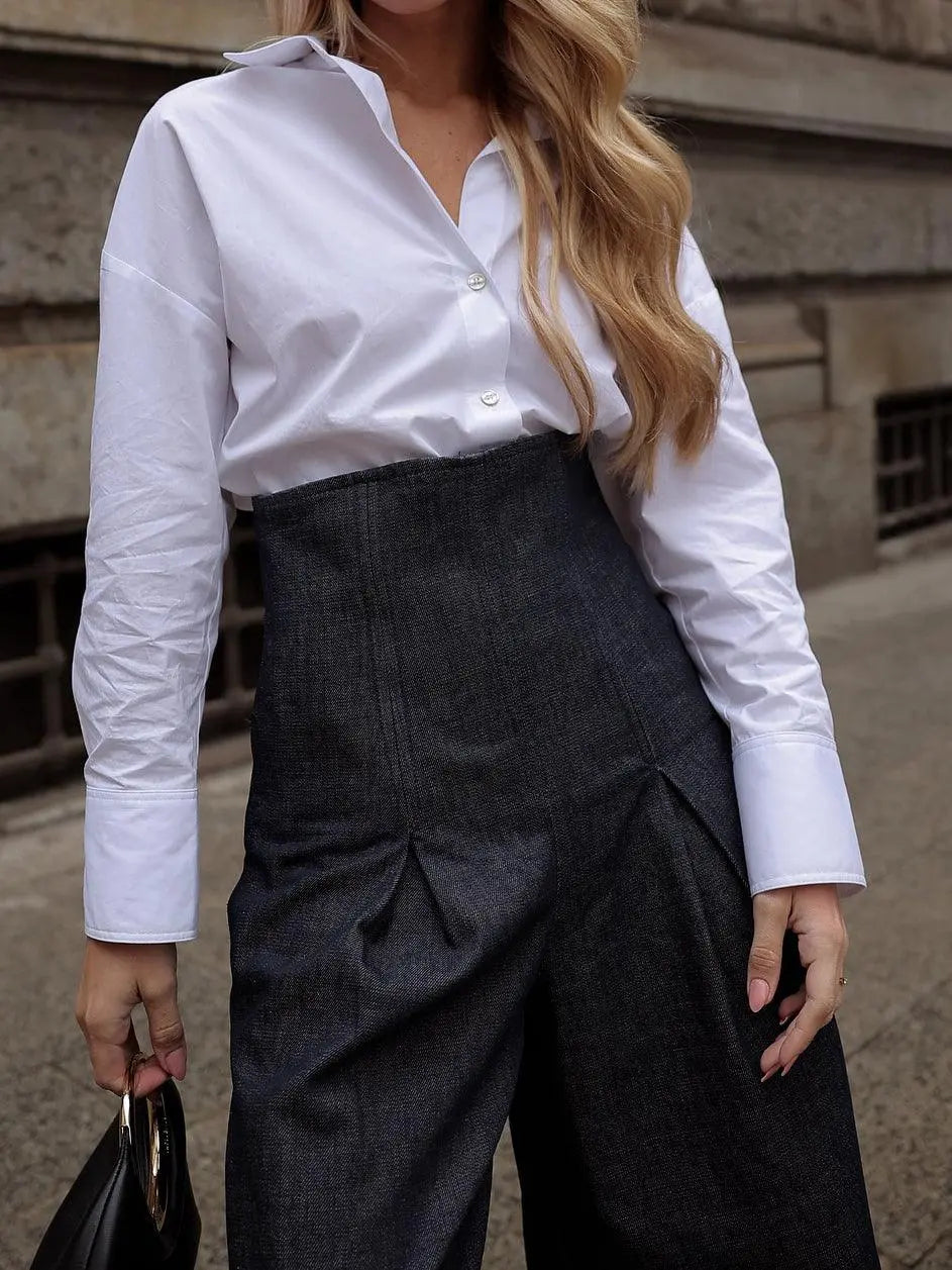 Chemise blanche et pantalon large noir pour look féminin élégant