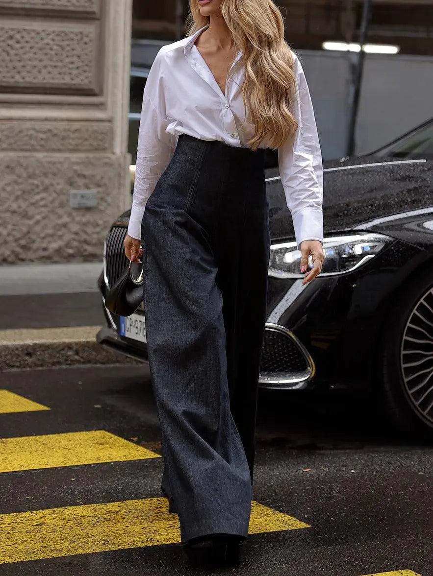 Pantalon large noir et chemise blanche pour look féminin urbain