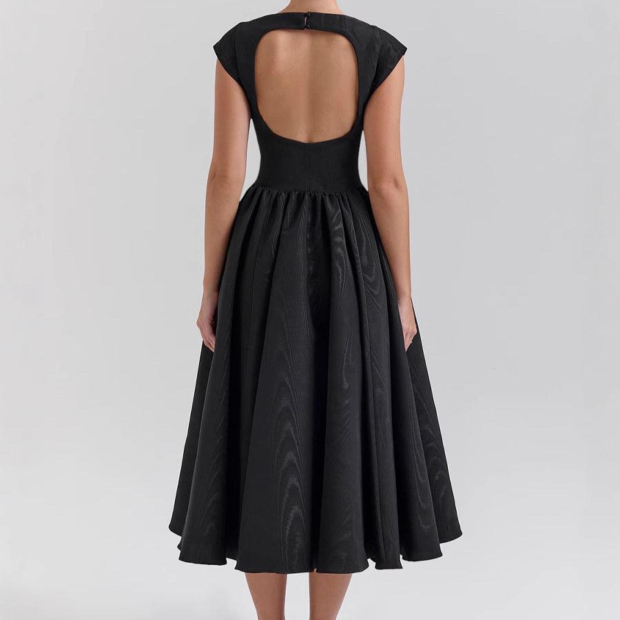 Robe noire élégante dos nu, manches courtes, taille cintrée, style féminin et sophistiqué