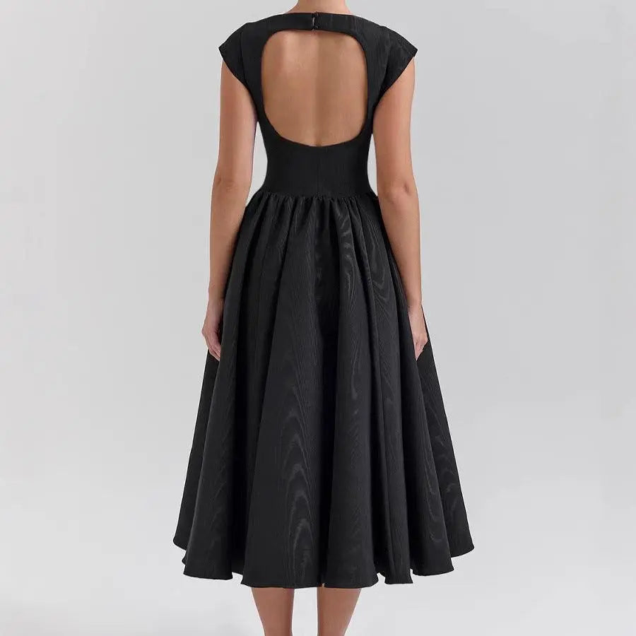 Robe noire élégante dos nu, manches courtes, taille cintrée, style féminin et sophistiqué