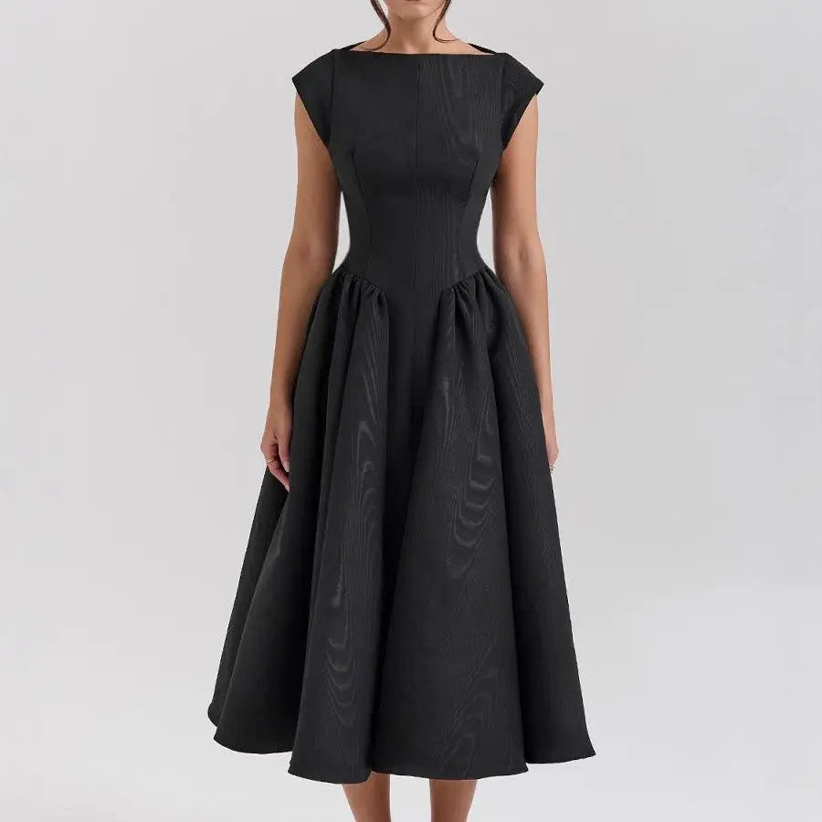 Robe noire élégante à manches courtes et taille cintrée, style féminin et sophistiqué