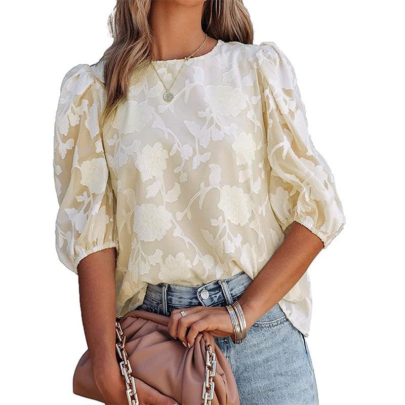 Blouse féminine à motifs floraux et manches bouffantes, idéale pour un style bohème chic