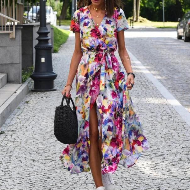 Robe bohème imprimée fleurs colorées pour femme, idéale pour les occasions estivales et décontractées.