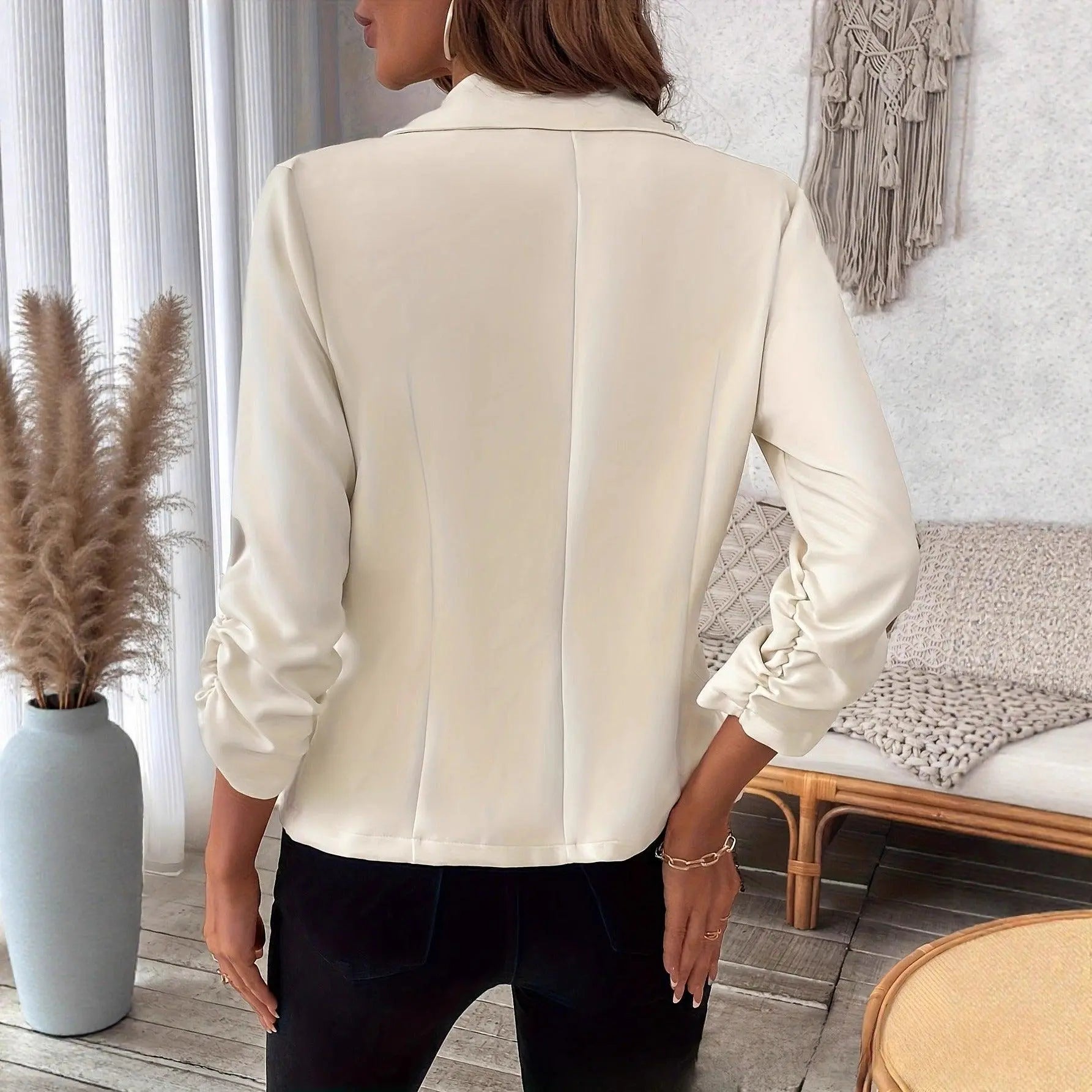 Blouse féminine crème à manches bouffantes, vue dos, style élégant pour tenue quotidienne ou bureau