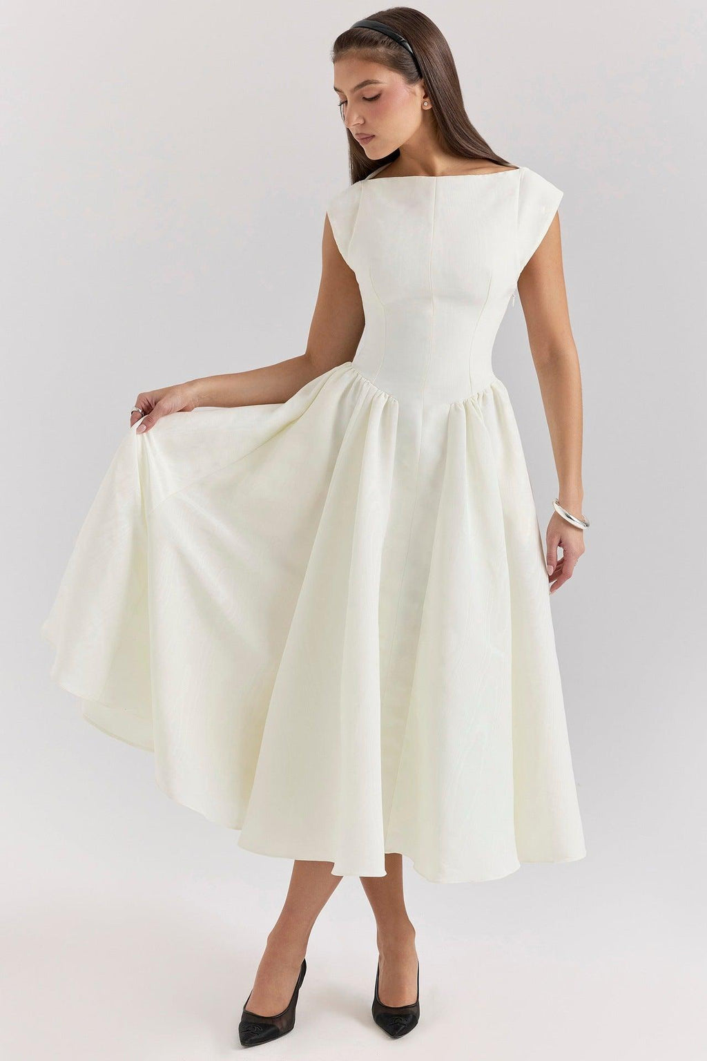 Robe blanche élégante à manches courtes et jupe évasée, style féminin et sophistiqué pour toutes les occasions