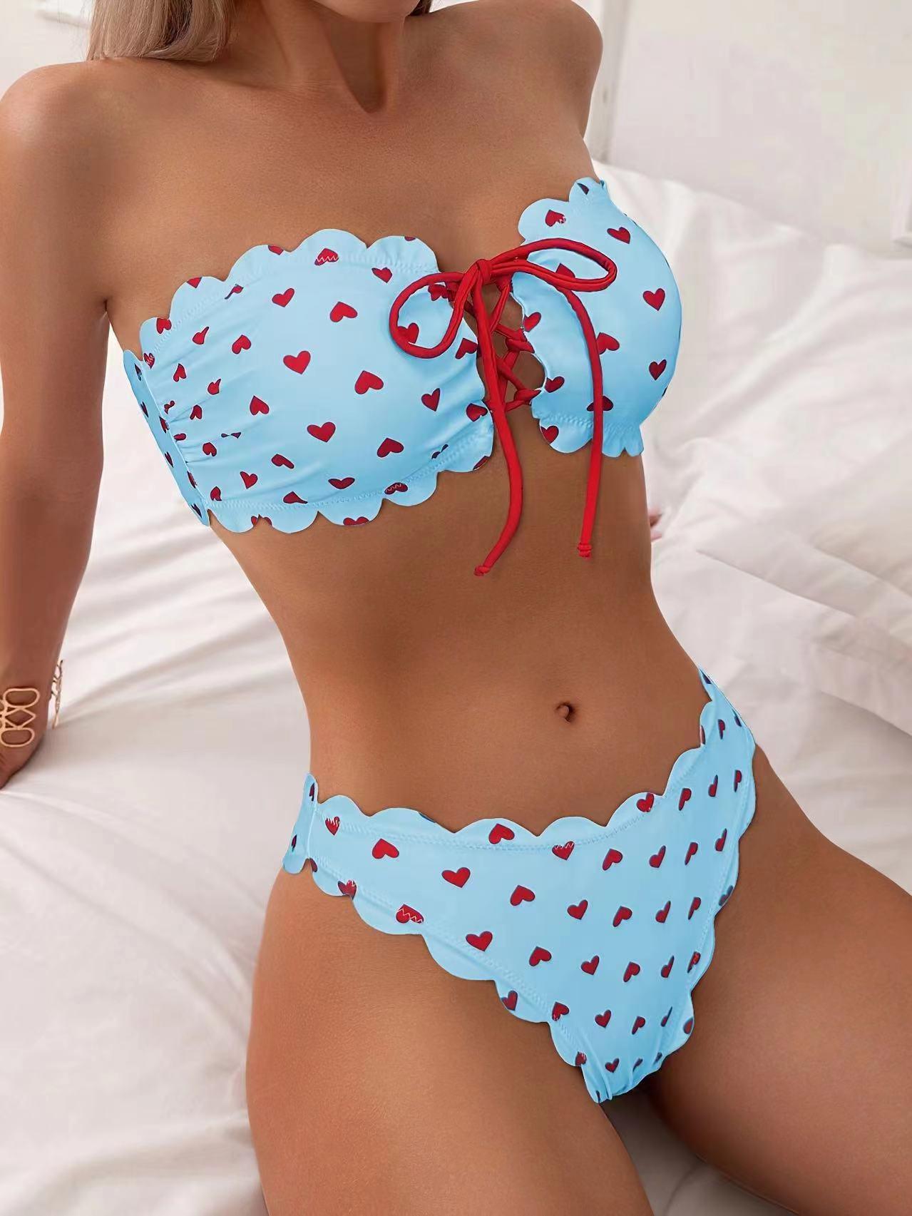 Maillot de bain deux pièces bleu ciel à coeurs rouges, bordure festonnée et lien rouge, mode féminine