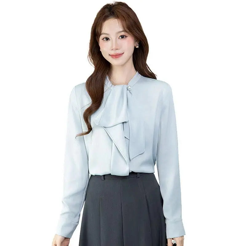 Blouse féminine bleu clair à noeud, manches longues, style élégant et moderne