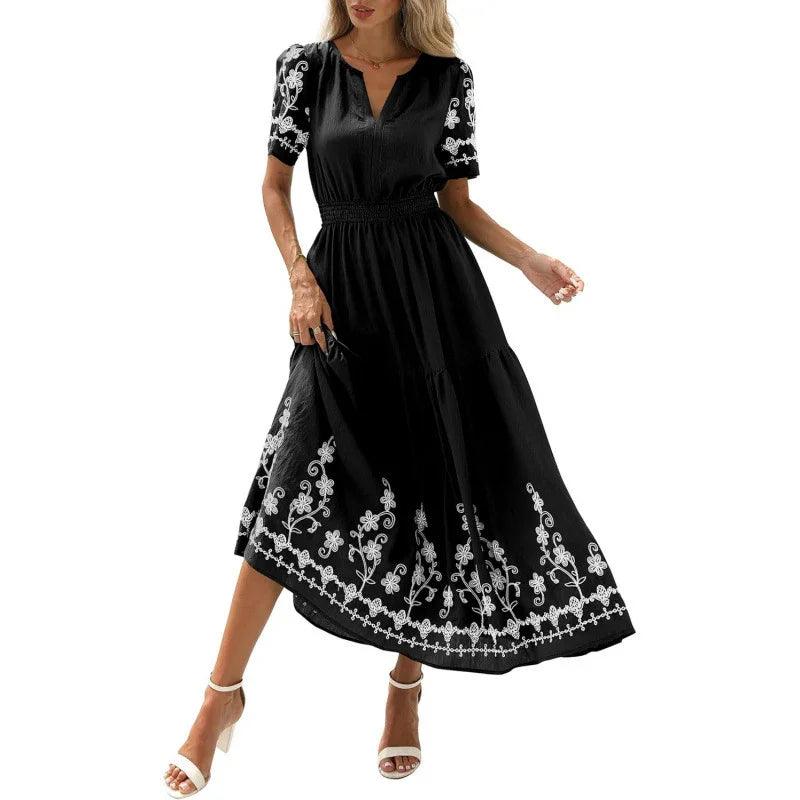 Robe bohème noire à broderies florales blanches, manches courtes, taille élastiquée, style féminin élégant