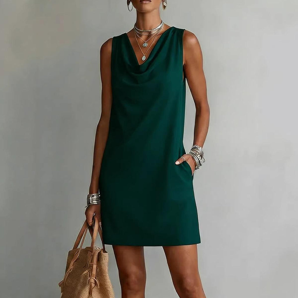 Robe verte sans manches col drapé, mode féminine élégante avec poches et sac en paille