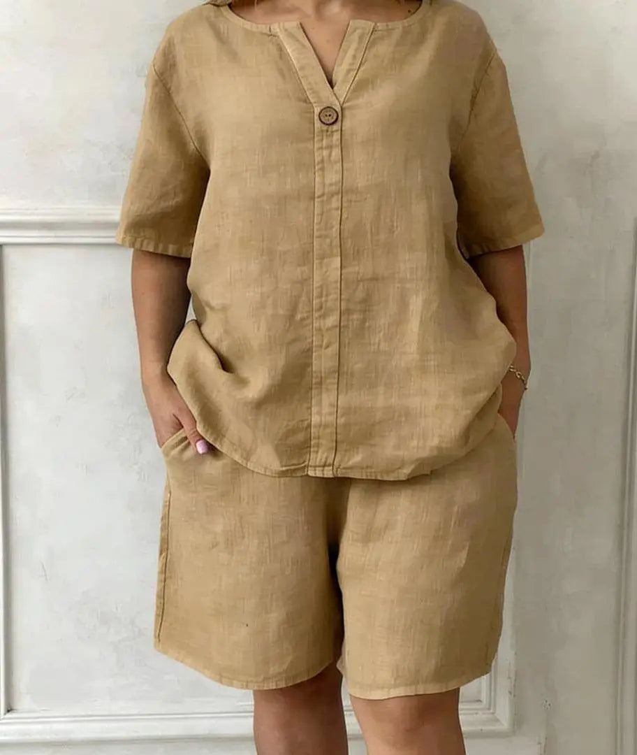Tenue féminine en lin beige, chemise à boutons et shorts coordonnés, style bohème élégant
