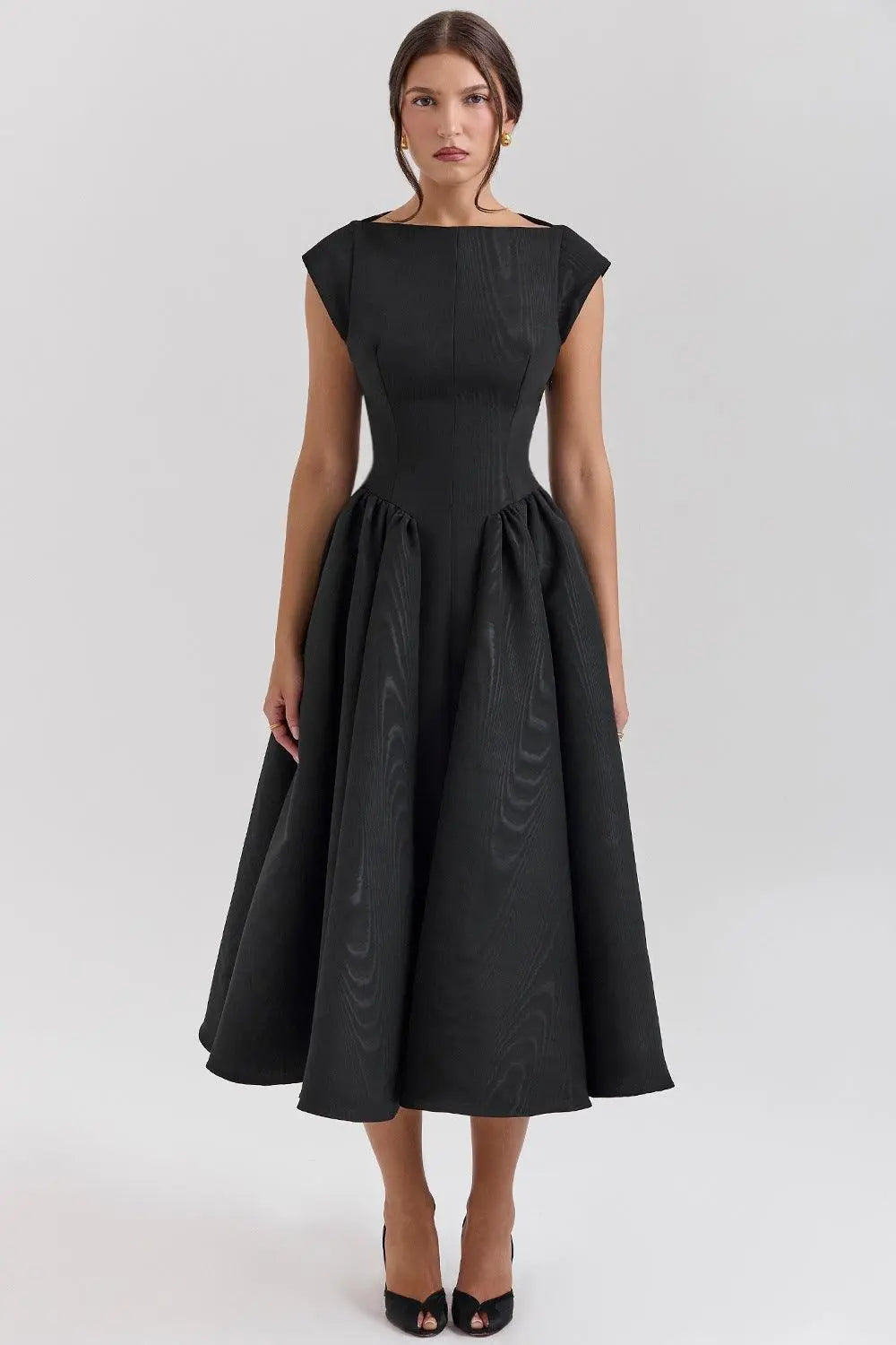 Robe noire élégante à manches courtes, taille cintrée et jupe ample, style féminin et sophistiqué
