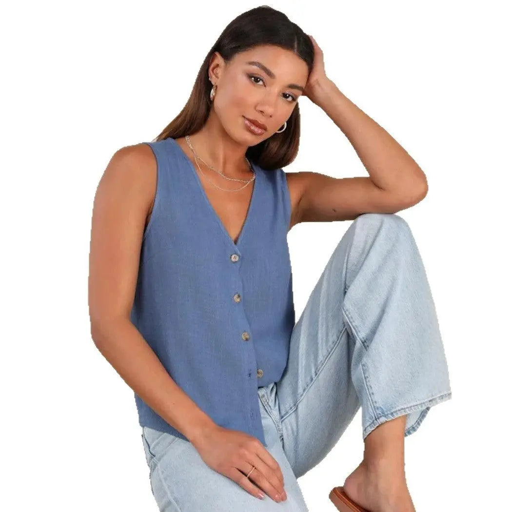 Top féminin bleu sans manches à boutons, style décontracté avec jean clair