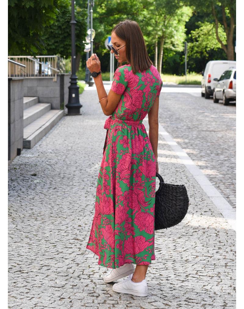 Robe féminine imprimée fleurs vert rose, style bohème, portée en ville avec sac et baskets blanches