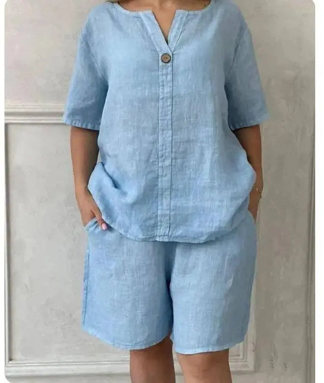 Tenue féminine bleu clair en lin, top manches courtes et shorts, style élégant et confortable