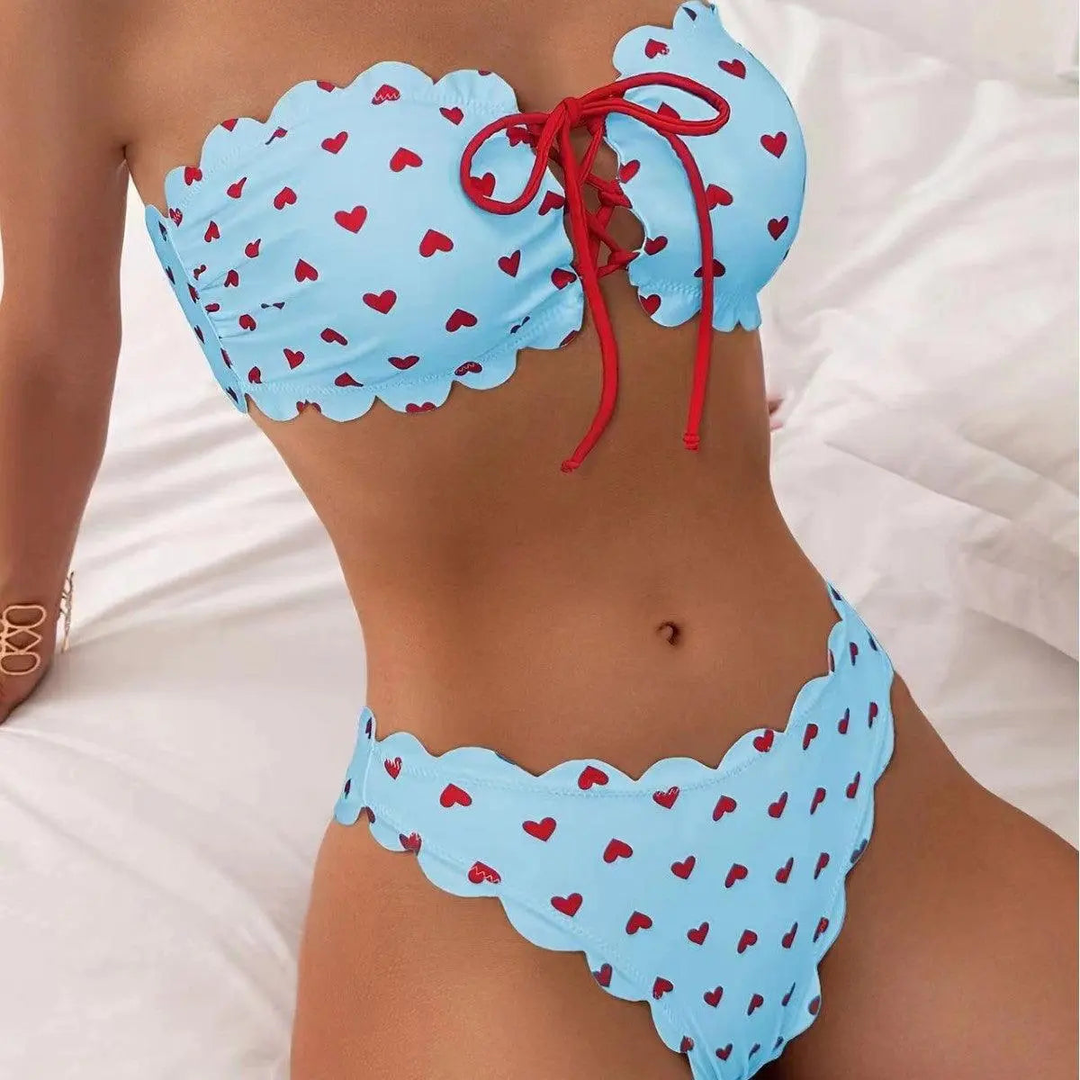 Maillot de bain deux pièces bleu ciel à cœurs rouges, bordure festonnée et lien rouge, mode féminine