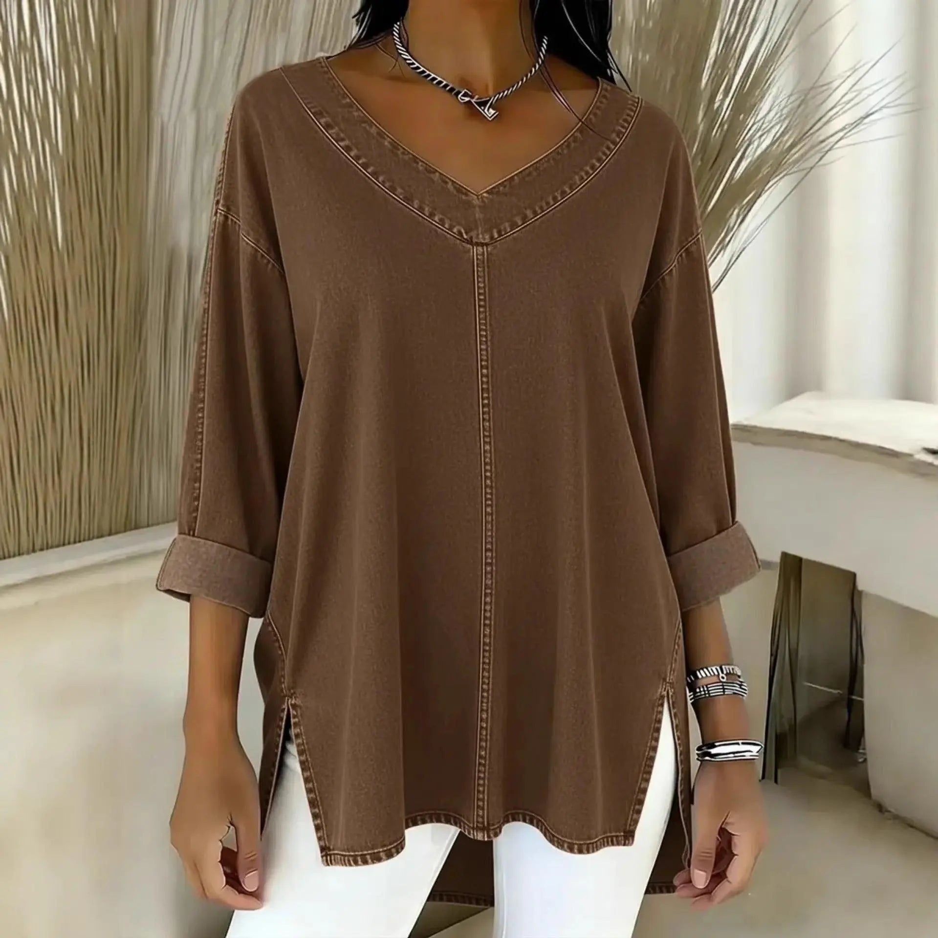 Top féminin marron à col V et manches 3/4, style bohème chic pour tenue décontractée