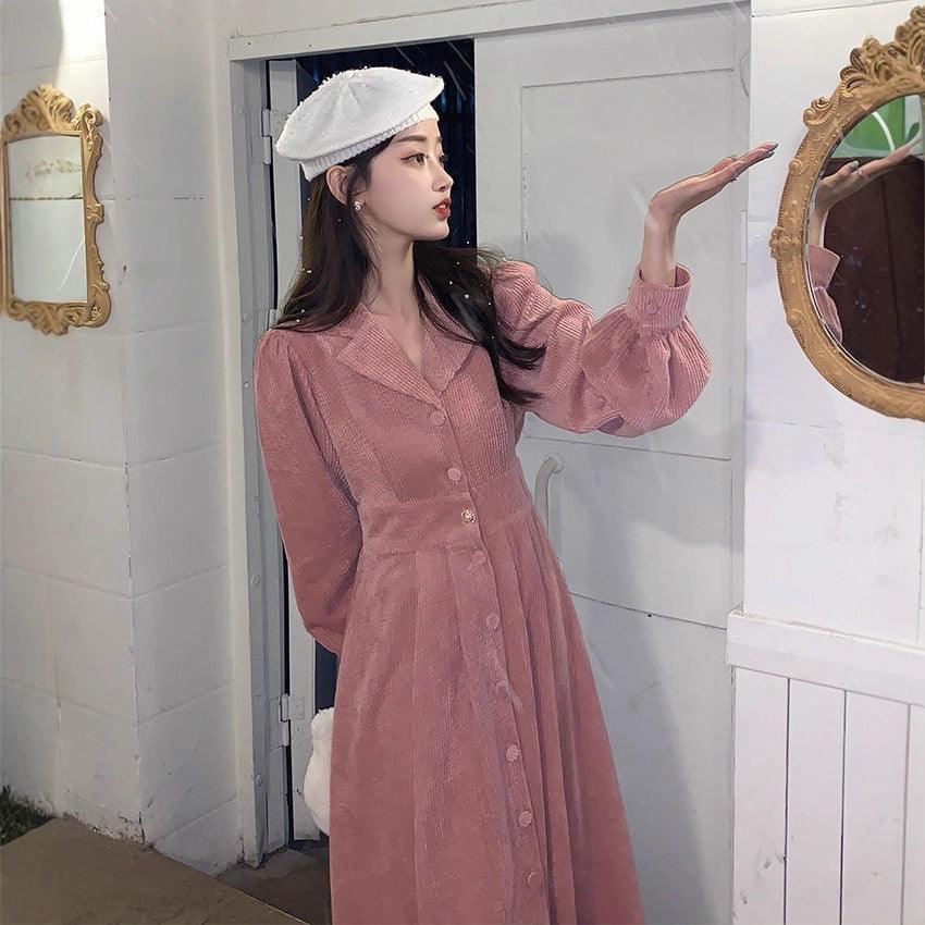 Robe bohème verte claire à broderies florales, manches courtes, taille élastiquée, style féminin élégant
