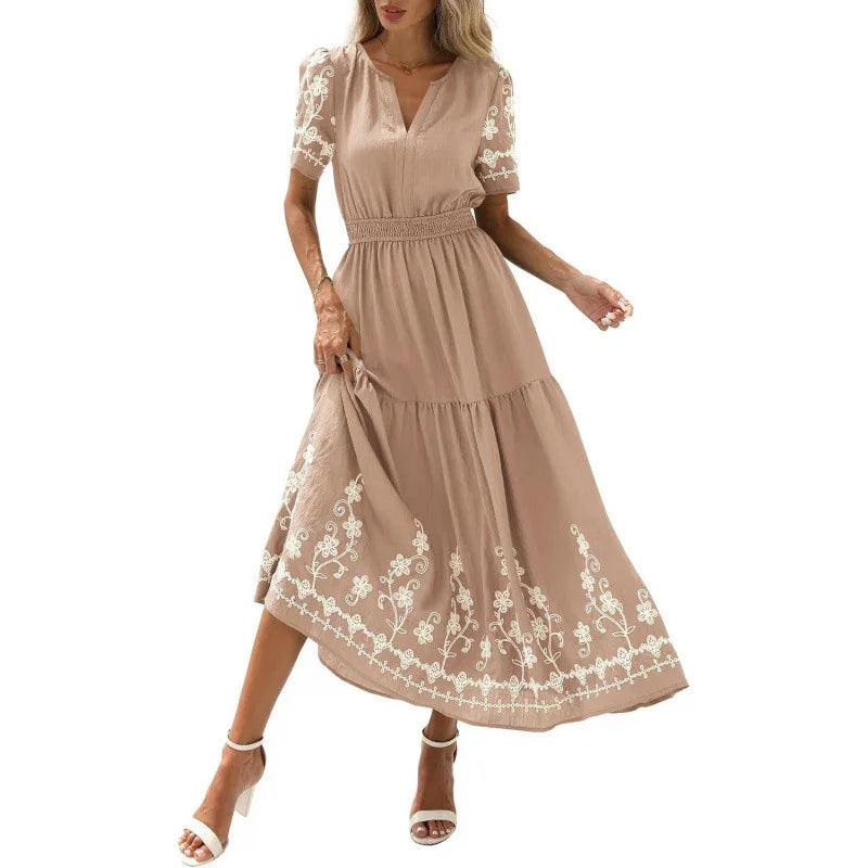Robe bohème beige à broderies florales, manches courtes, taille élastiquée, style féminin élégant