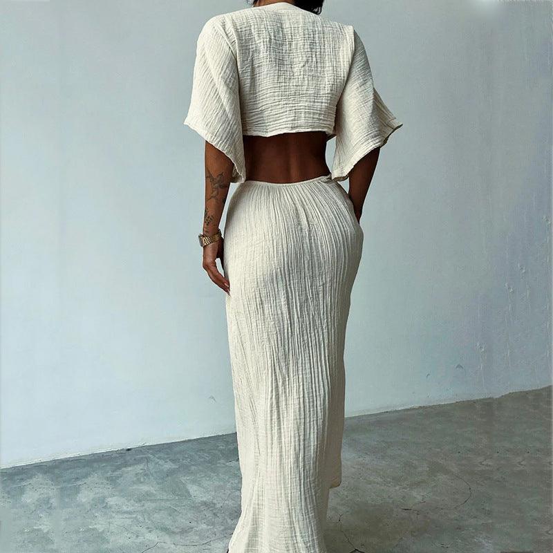Tenue féminine bohème crème, haut court dos nu et jupe longue plissée, style élégant et décontracté