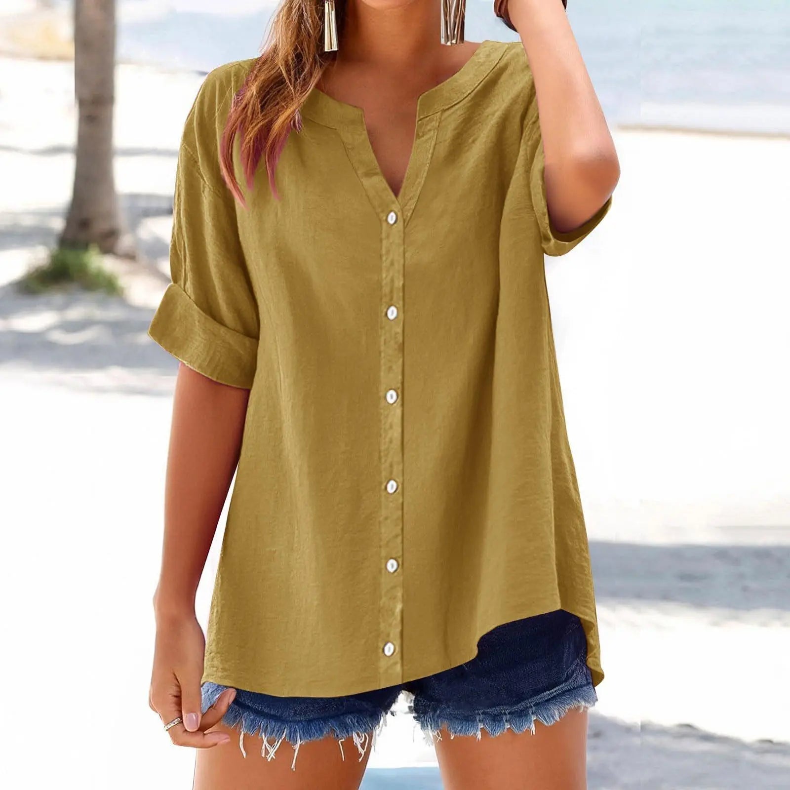 Top féminin vert olive à boutons, manches retroussées, idéal plage ou été