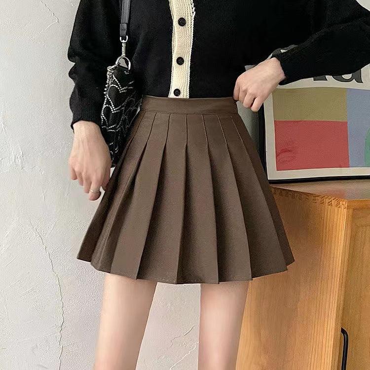 Jupe plissée marron courte, style féminin élégant, pour tenues décontractées ou bureau