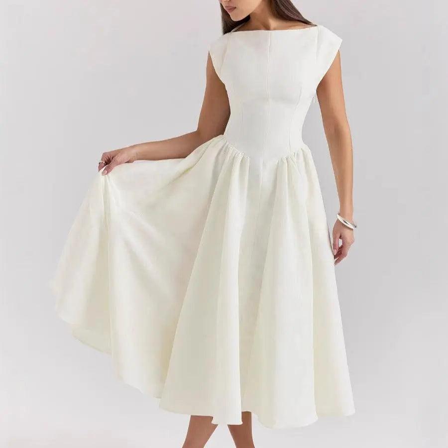Robe blanche élégante à manches courtes, taille cintrée et jupe fluide, style féminin moderne