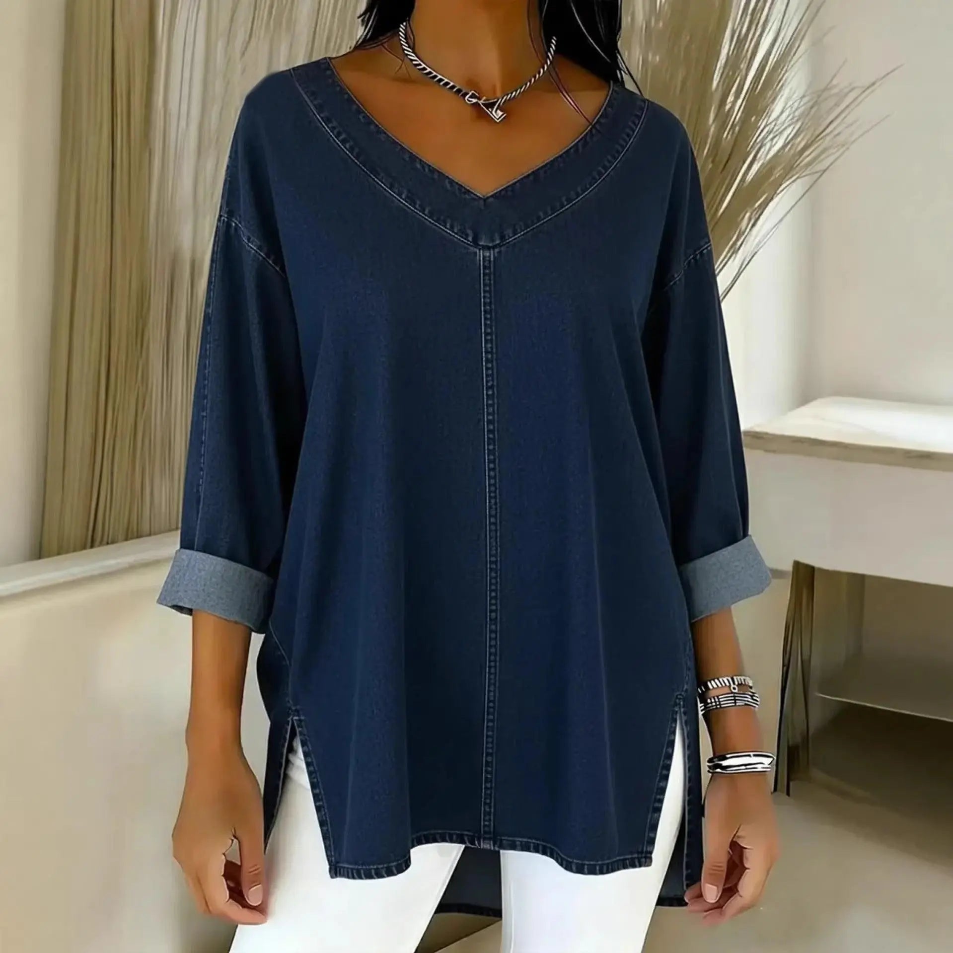 Top en jean bleu foncé à col en V et manches retroussées, style féminin et décontracté