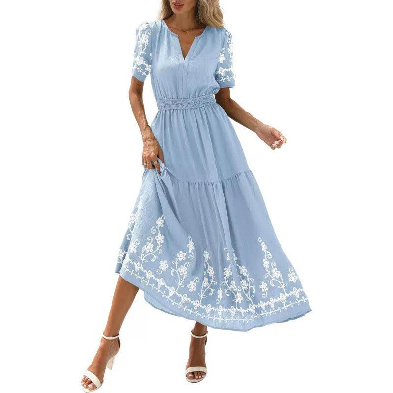 Robe bohème bleue claire à broderies florales, manches courtes, taille élastiquée, style féminin élégant