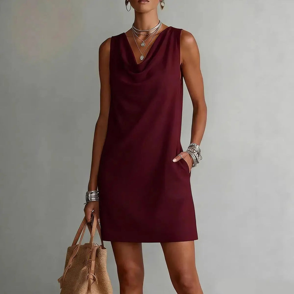 Robe féminine bordeaux sans manches, col drapé, style bohème élégant avec poches et sac en paille