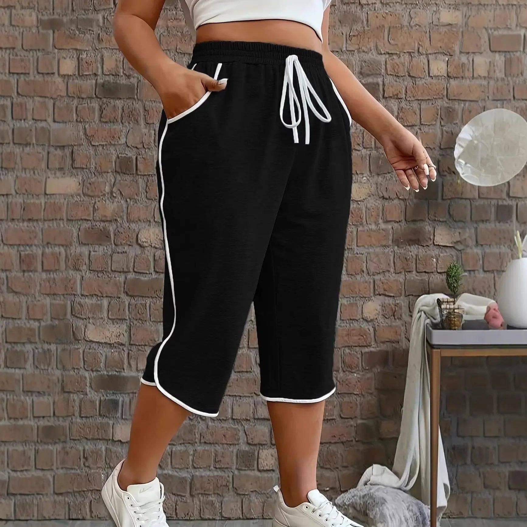 Pantalon court noir femme avec bordure blanche et cordon de serrage, style décontracté et confortable