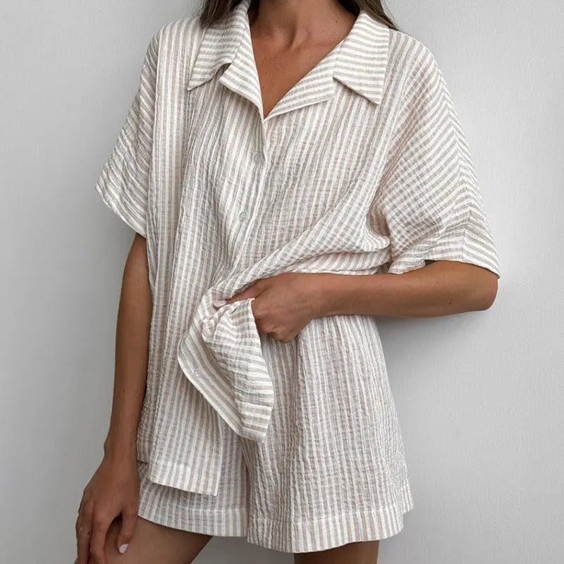 Tenue pyjama rayée beige et blanche, style bohème féminin, manches courtes, coupe ample