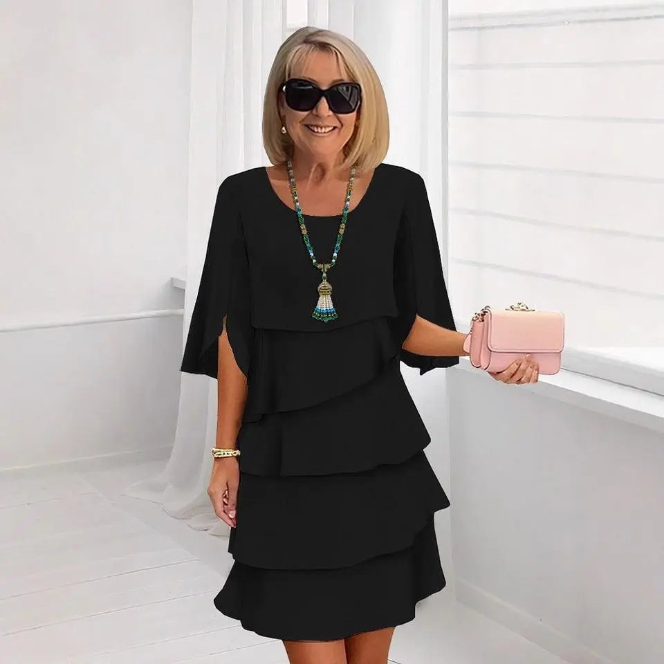Robe noire à volants pour femme, style élégant avec sac rose et collier bohème