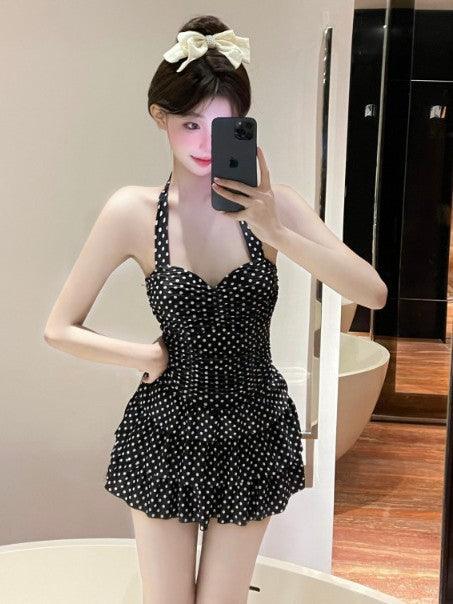 Robe noire à pois blancs, style féminin et élégant, idéale pour les occasions spéciales