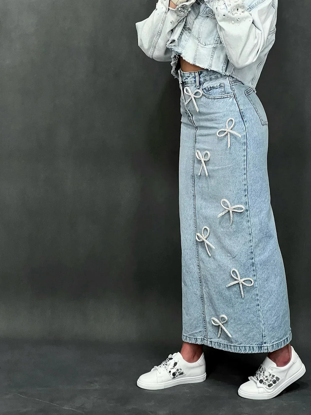 Jupe en jean longue avec nœuds blancs, style féminin et décontracté, idéale pour la mode quotidienne