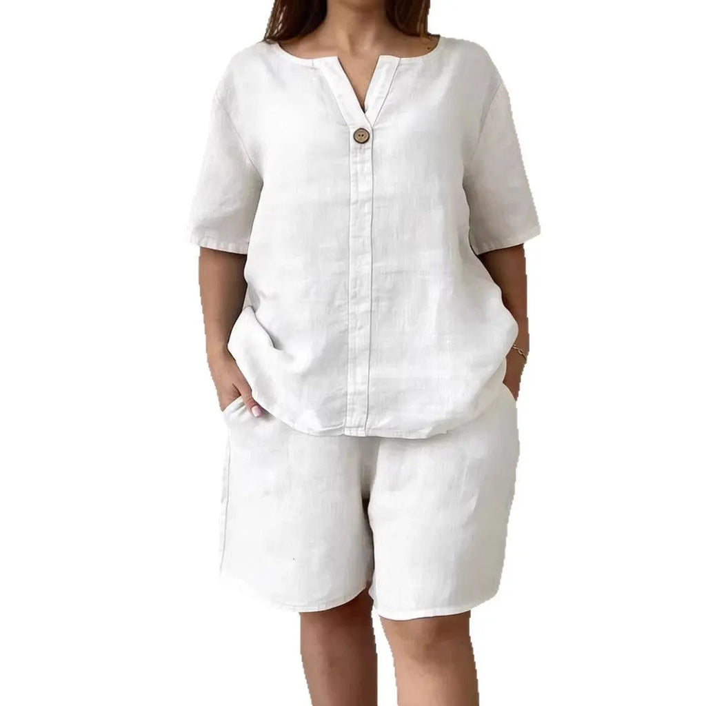 Tenue féminine blanche en lin, top à manches courtes et shorts, style élégant et confortable