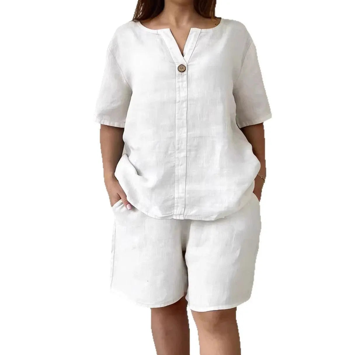 Tenue féminine blanche en lin, top à manches courtes et shorts, style élégant et confortable