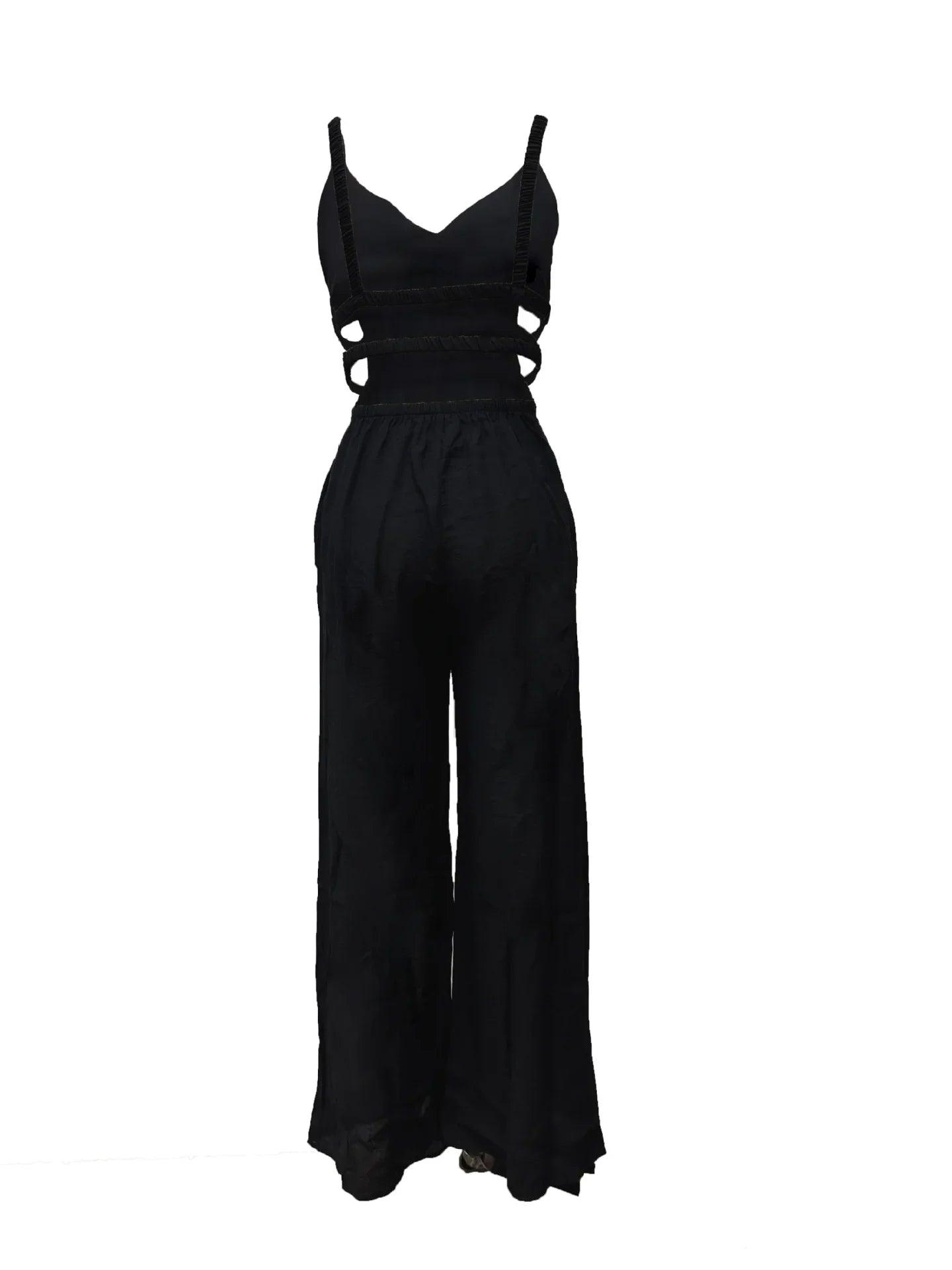 Combinaison noire femme à bretelles fines et découpes élégantes, style féminin moderne